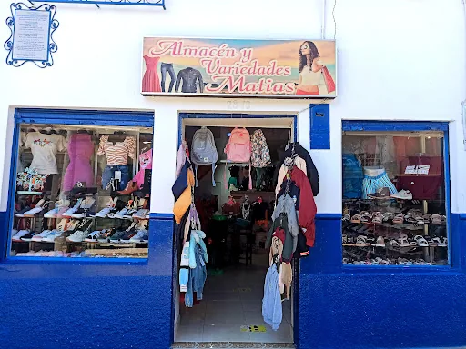 Almacén de variedades con morrales colgados en la entrada